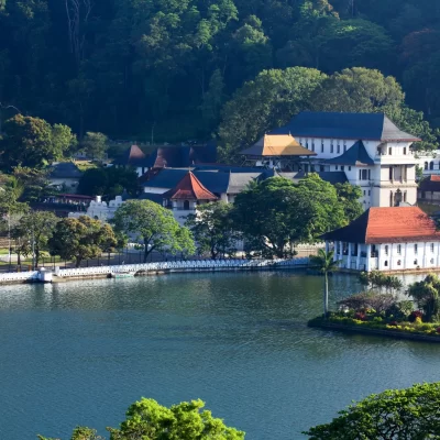 Kandy temple of tooth and bogambara (kandy) Lake