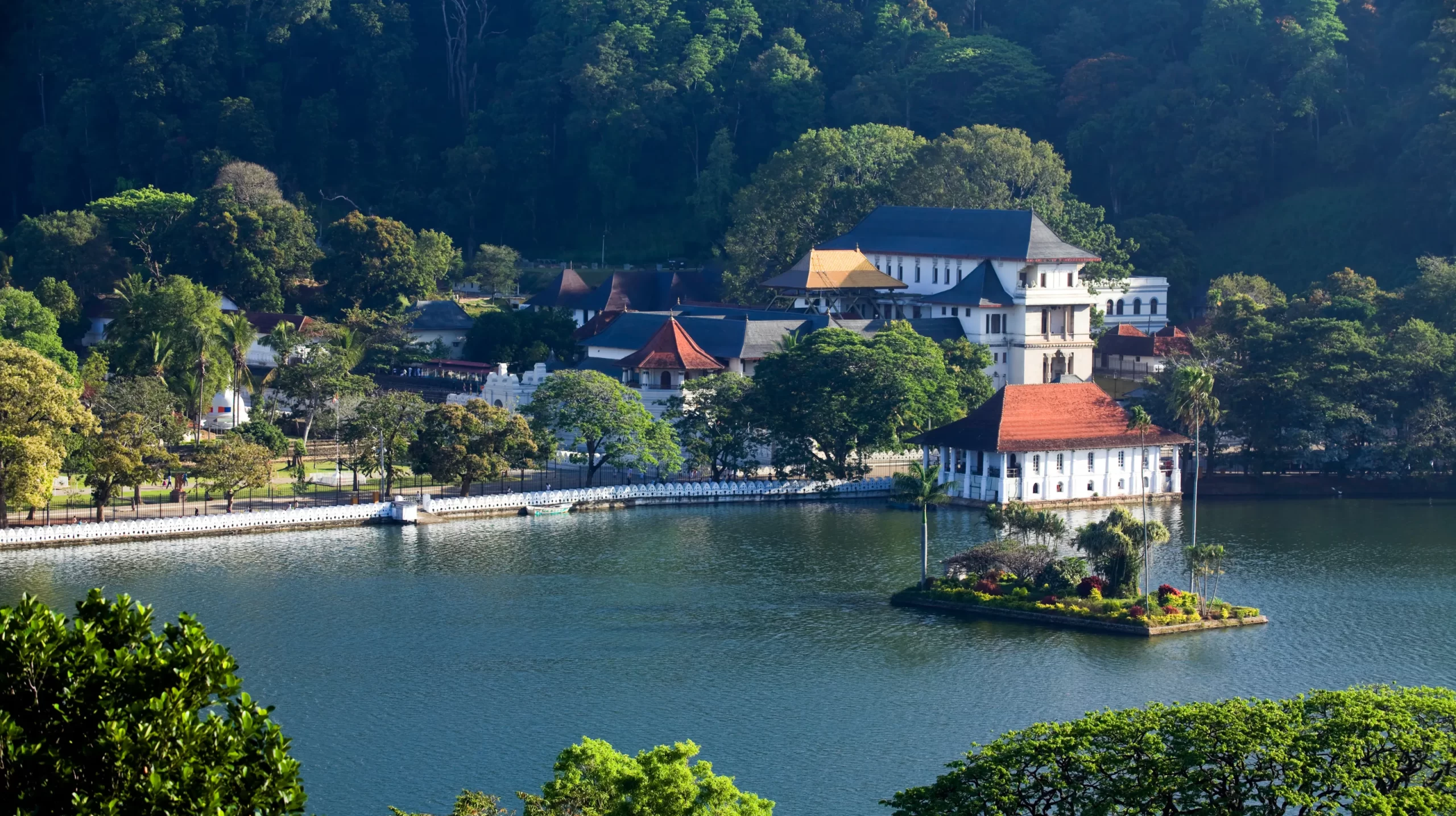 Kandy temple of tooth and bogambara (kandy) Lake