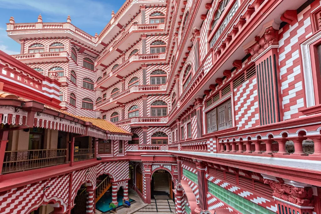 Jami Ul-Alfar Mosque (Red Mosque)